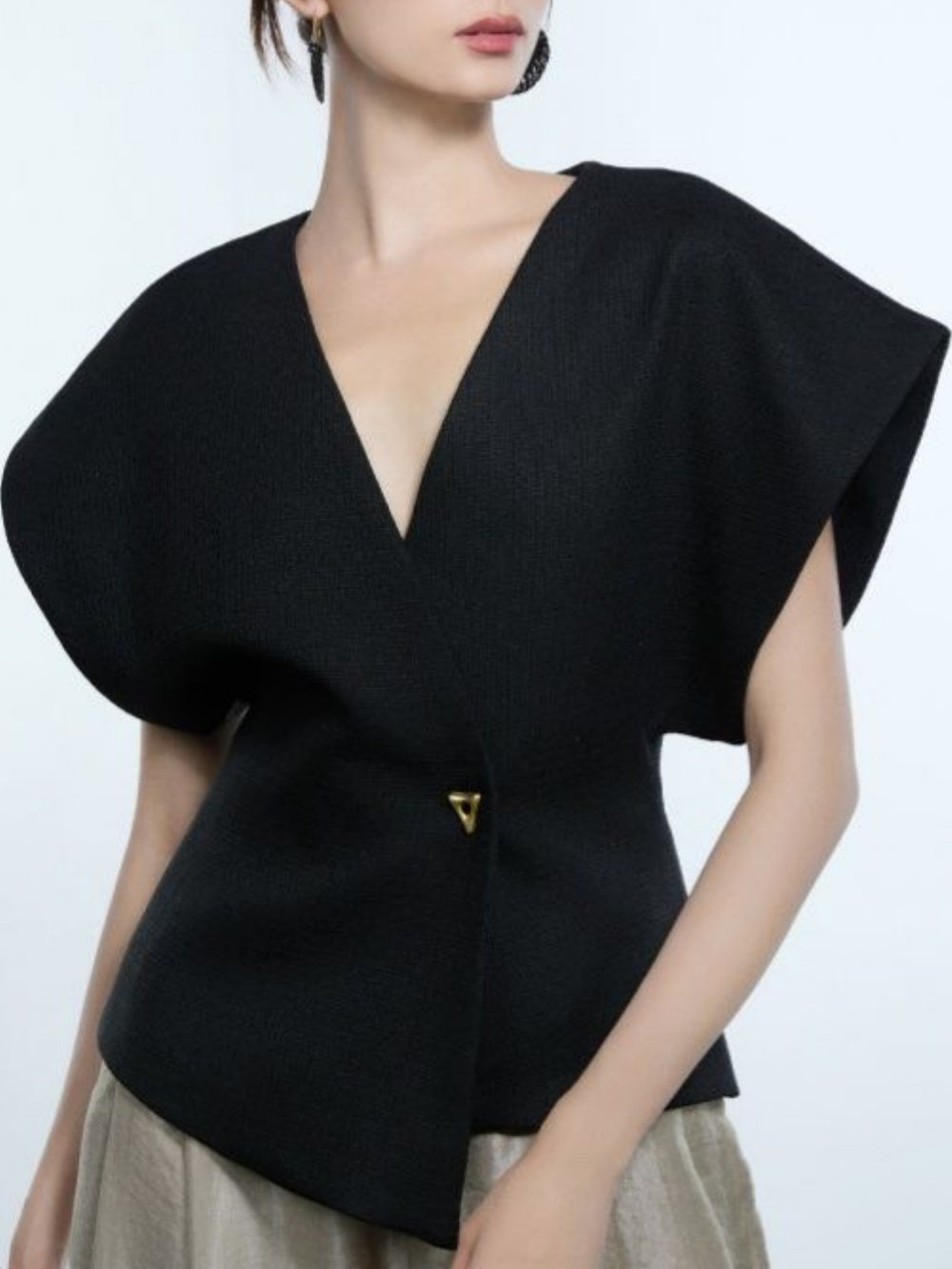 Asymmetric one-button dropped shoulder top
